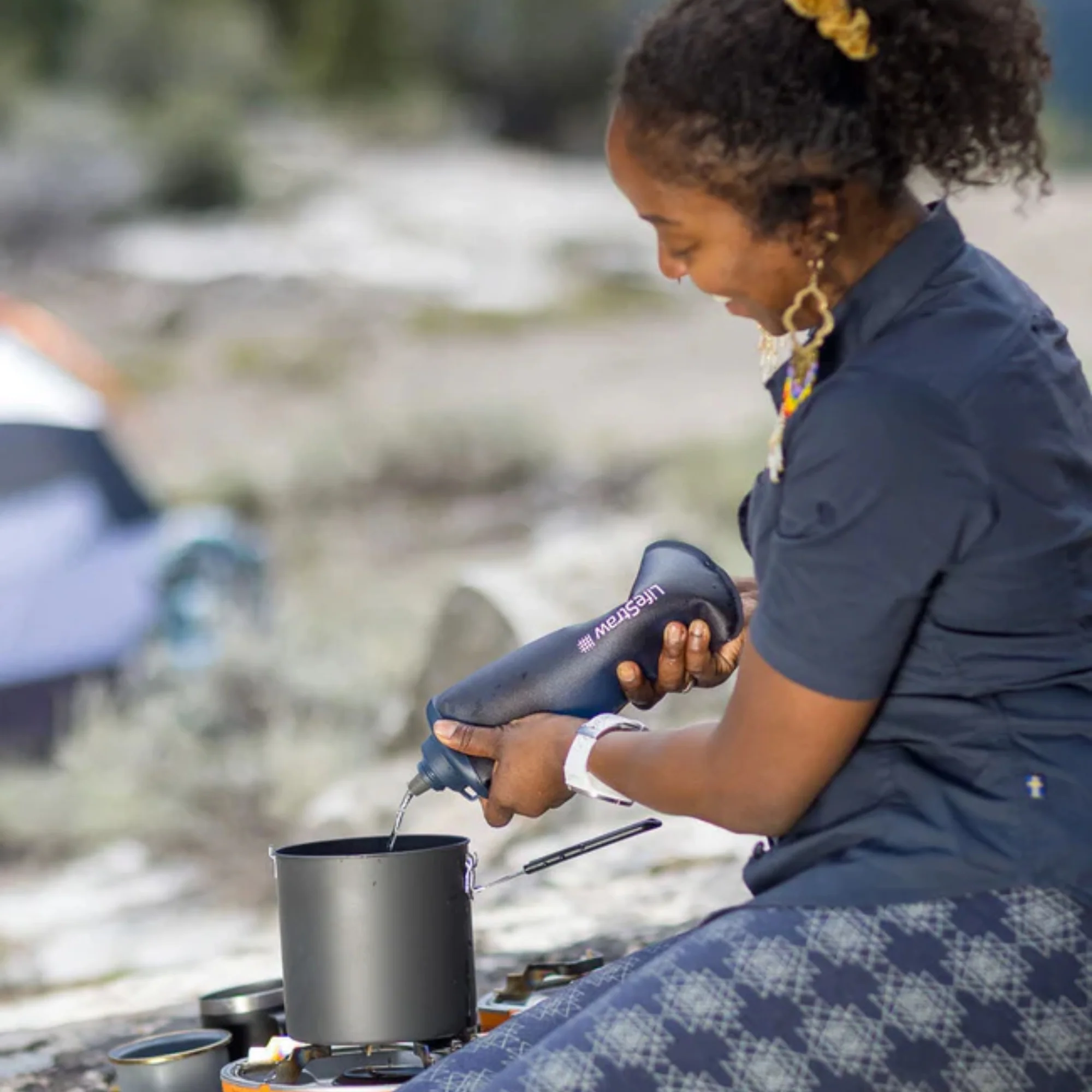 Peak Series Collapsible Squeeze 1L Bottle with Filter by LifeStraw - Image 6